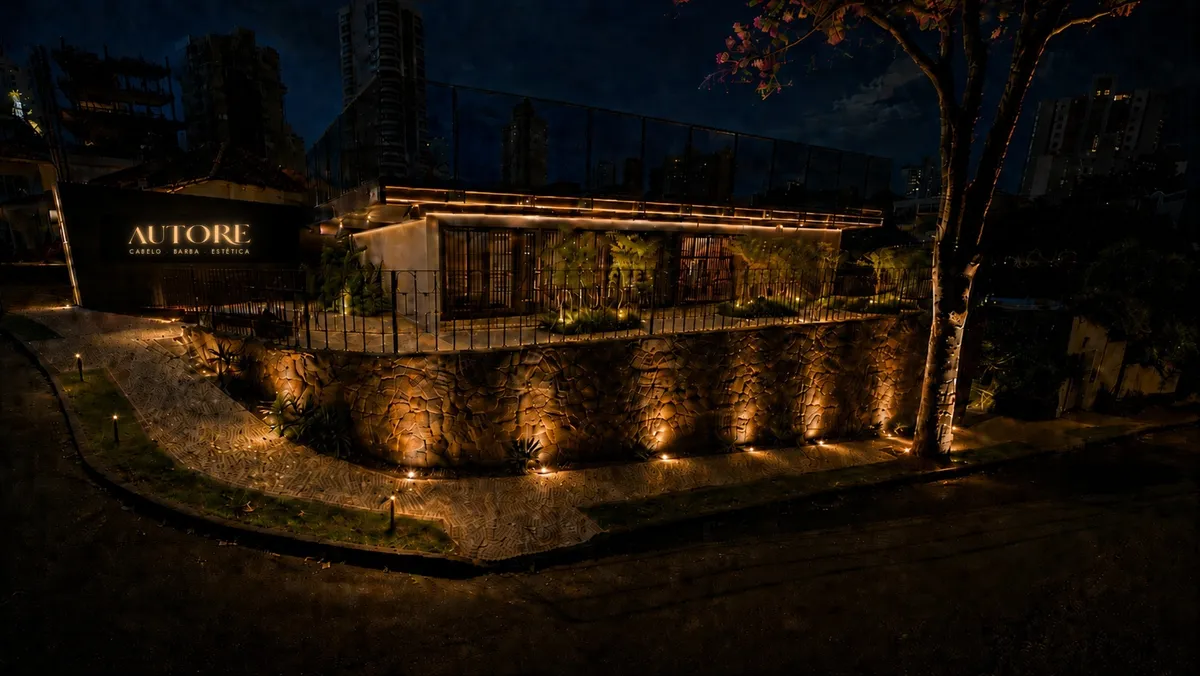 Fachada noturna da AUTORE com letreiro iluminado, em Uberlândia